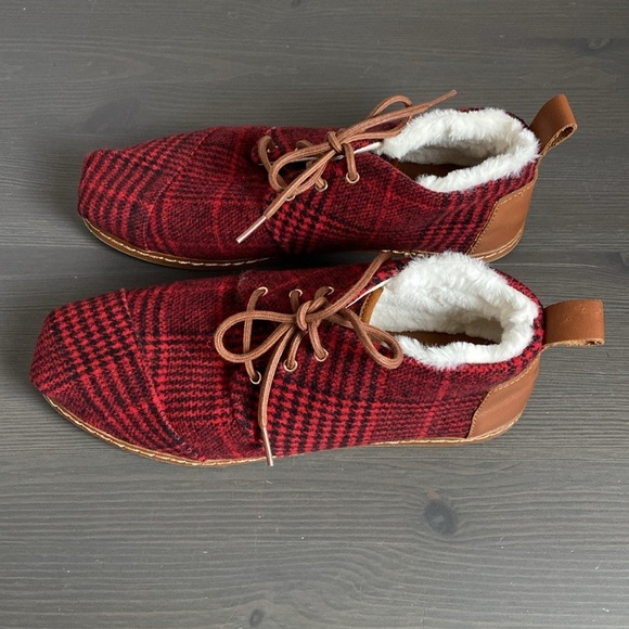 TOMS Bota Desert Boot Red Plaid Faux Fur Lined Ankle Lace Up Bootie Size 9.5 - Picture 2 of 11